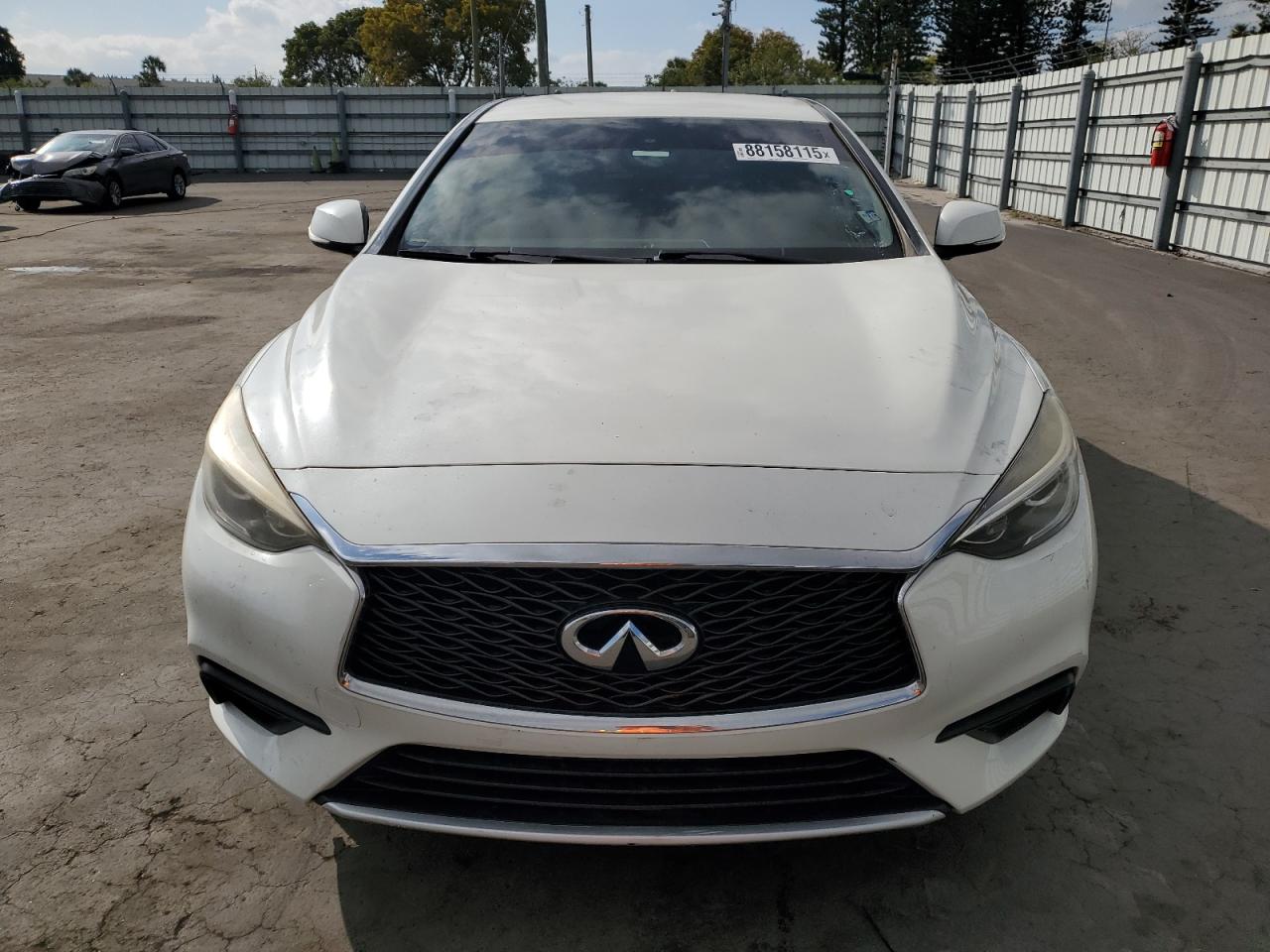 VIN SJKCH5CP9HA038941 2017 INFINITI QX30 no.5