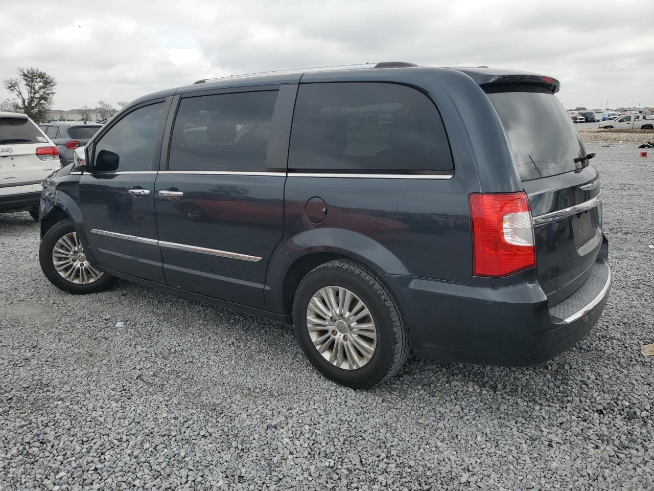 2013 Chrysler Town & Country - Image 2