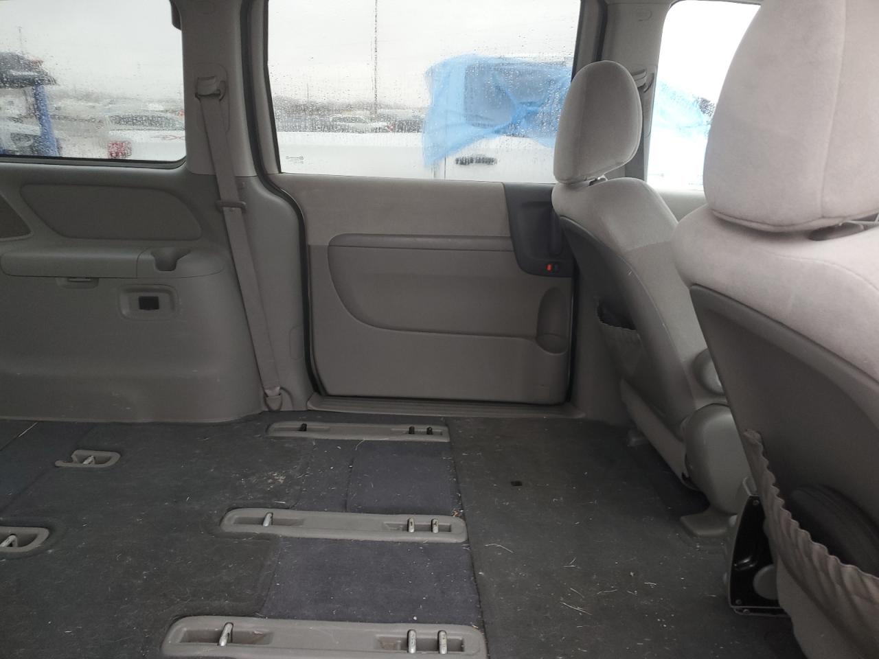 2009 Kia Sedona - Image 11