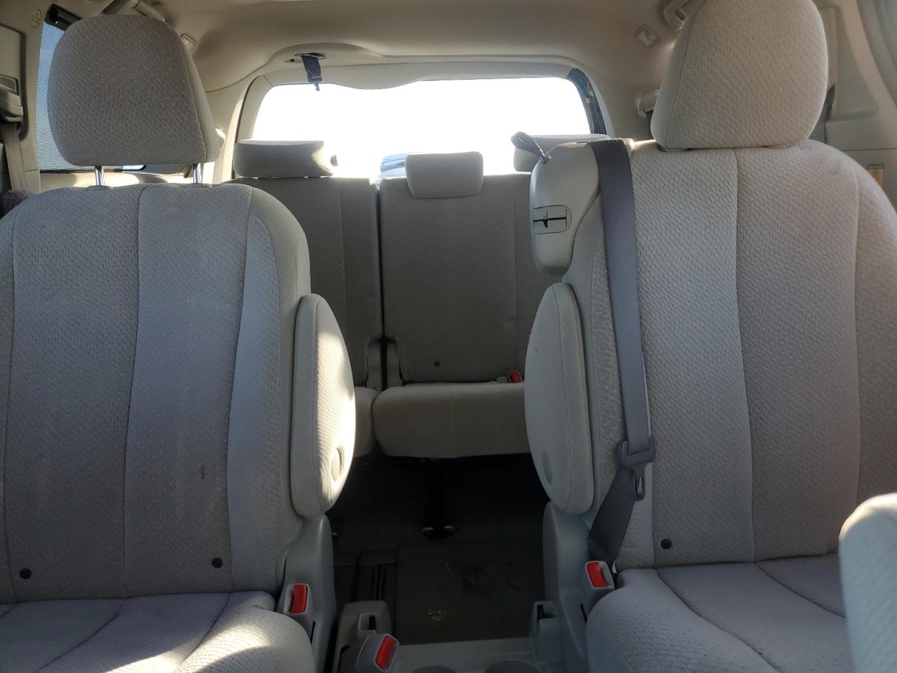 2011 Toyota Sienna - Image 10