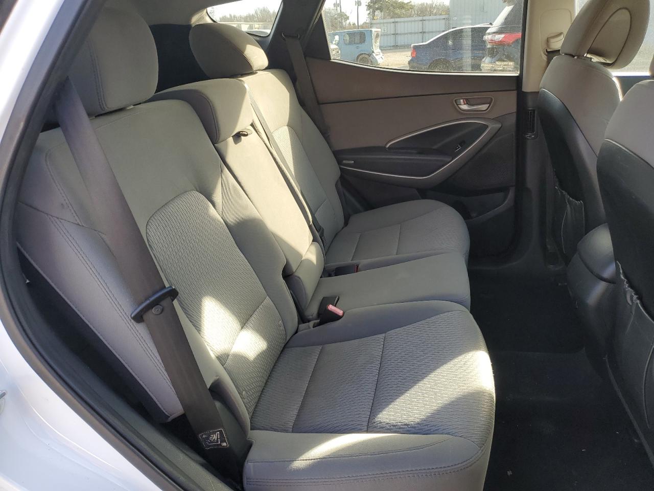 2016 Hyundai Santa Fe - Image 11