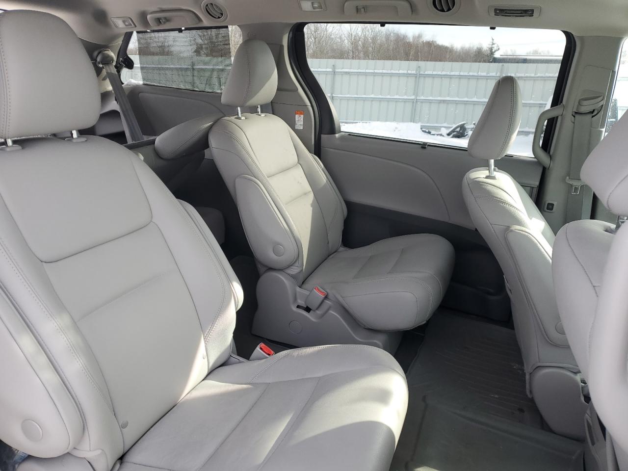 2020 Toyota Sienna - Image 11