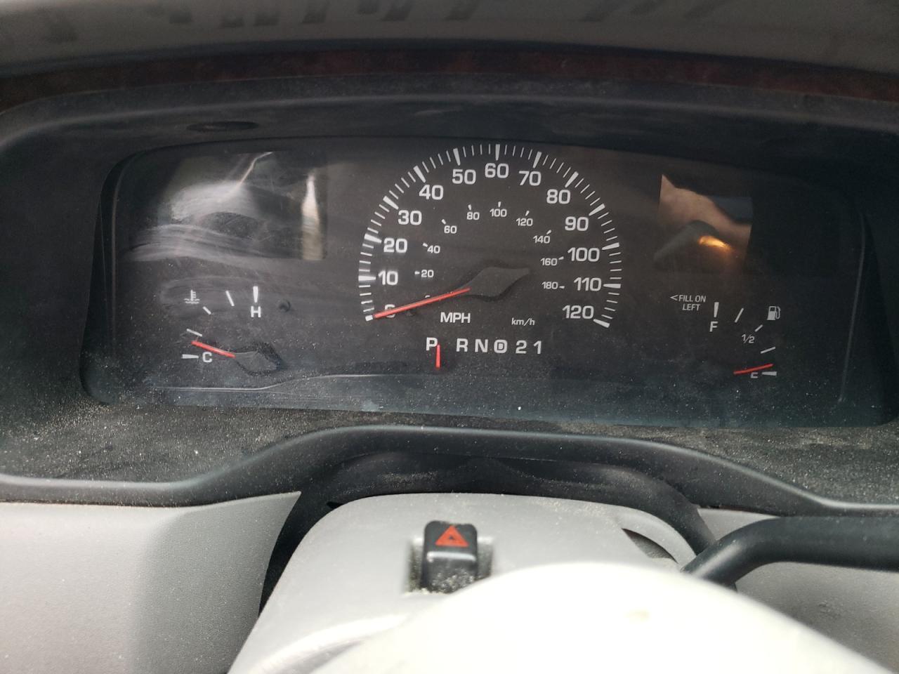 2002 Lincoln Town Car - Image 9