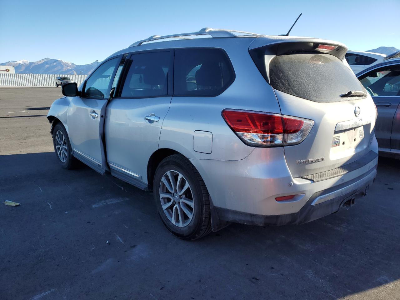 2014 Nissan Pathfinder - Image 2