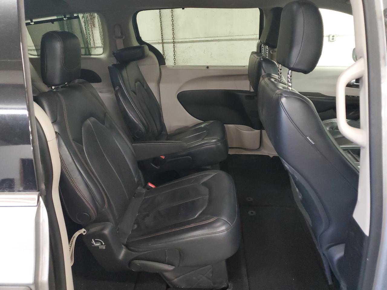 2018 Chrysler Pacifica - Image 11