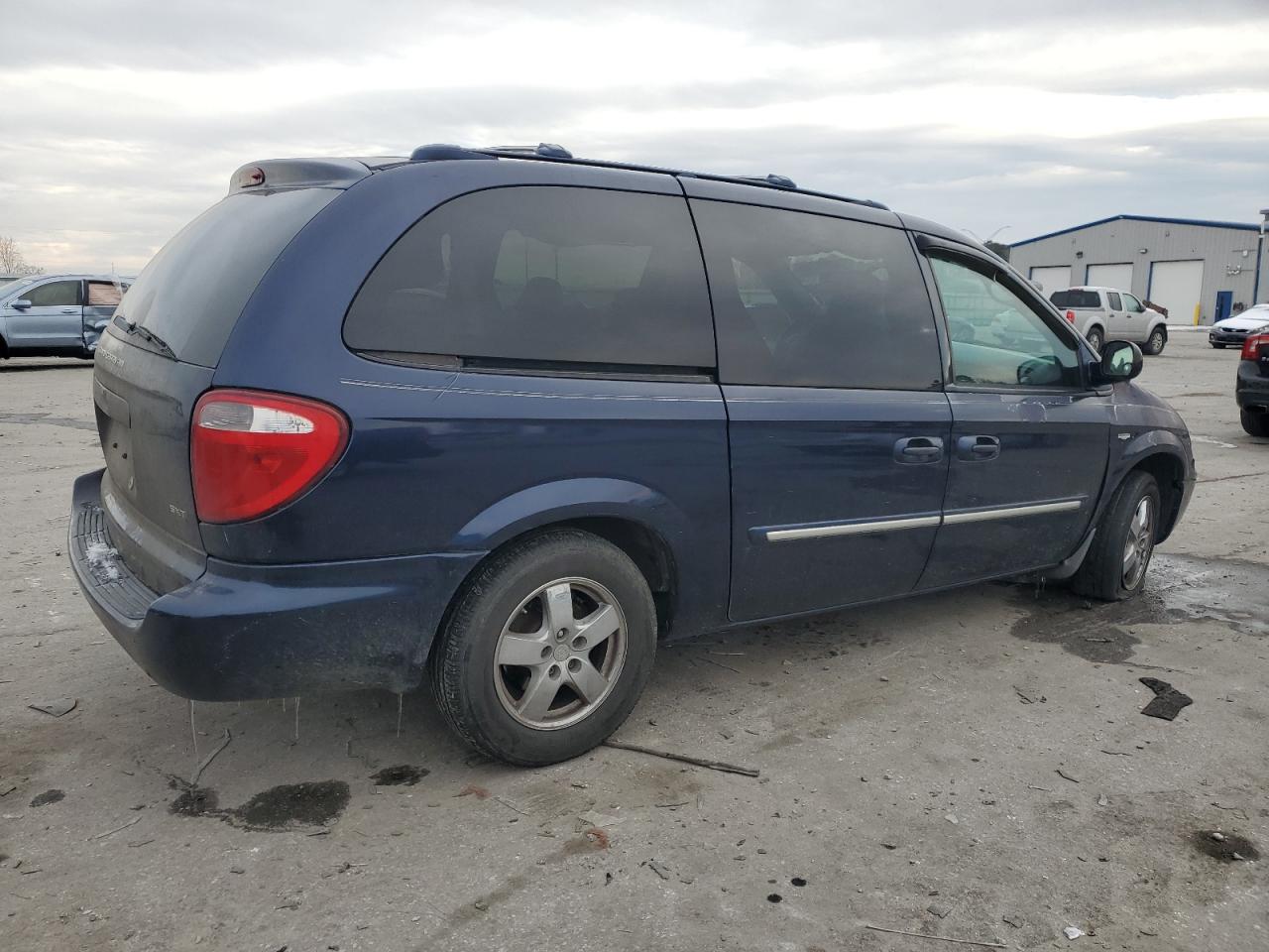 2004 Dodge Caravan - Image 3