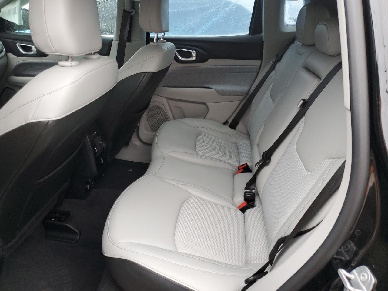 2022 Jeep Compass - Image 11