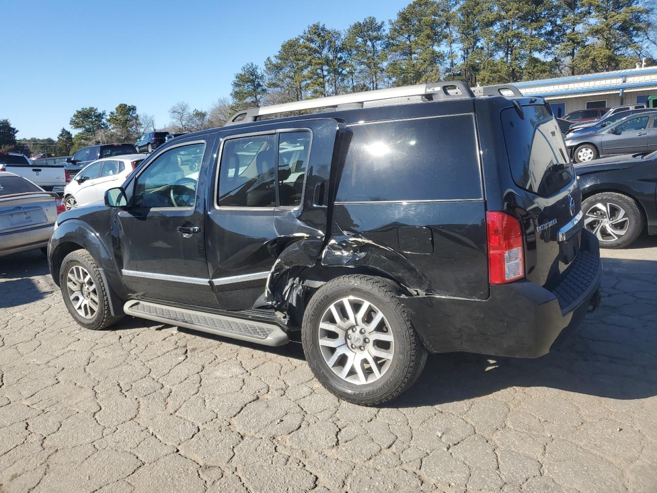 2012 Nissan Pathfinder - Image 2