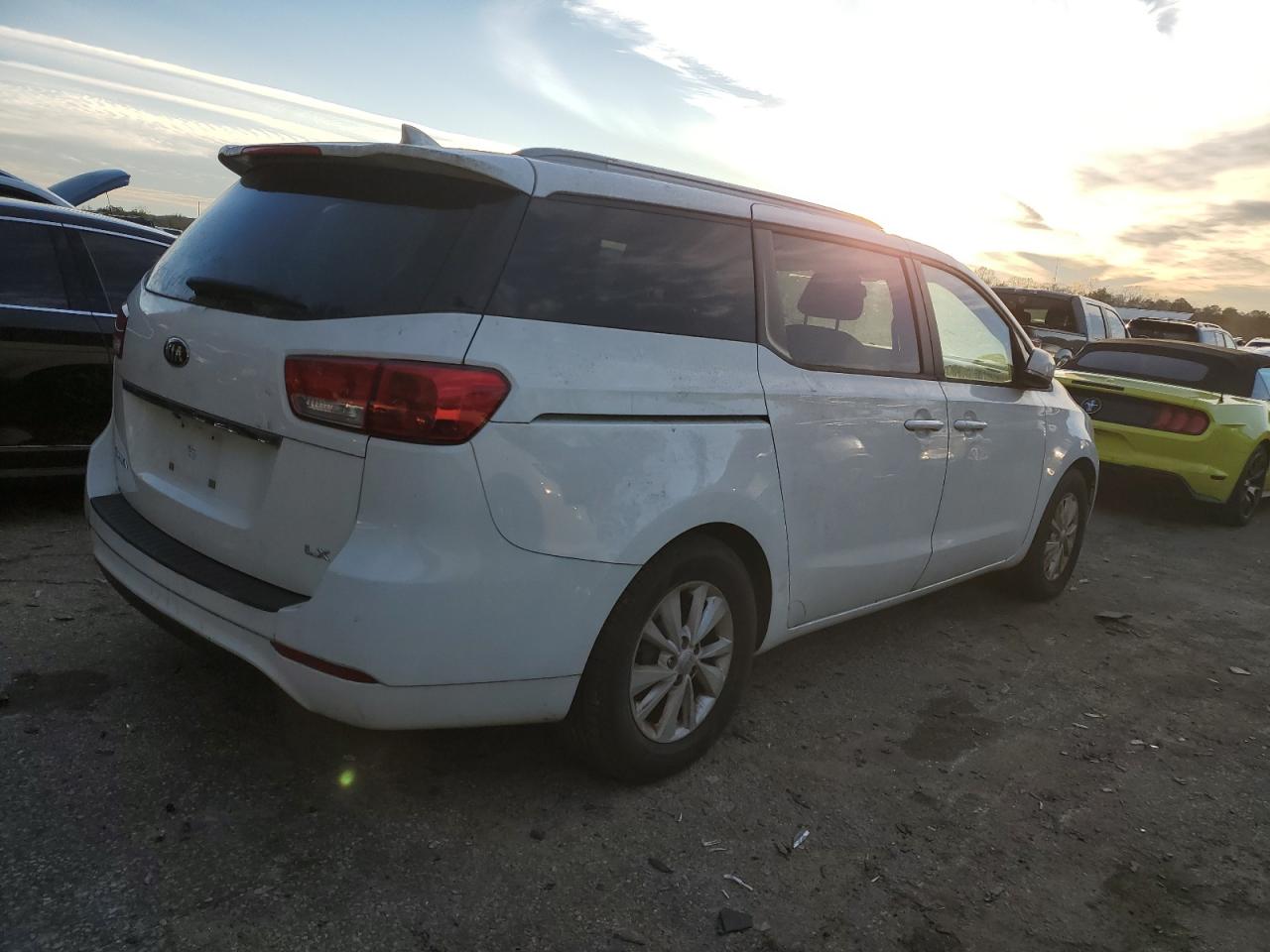 2015 Kia Sedona - Image 3
