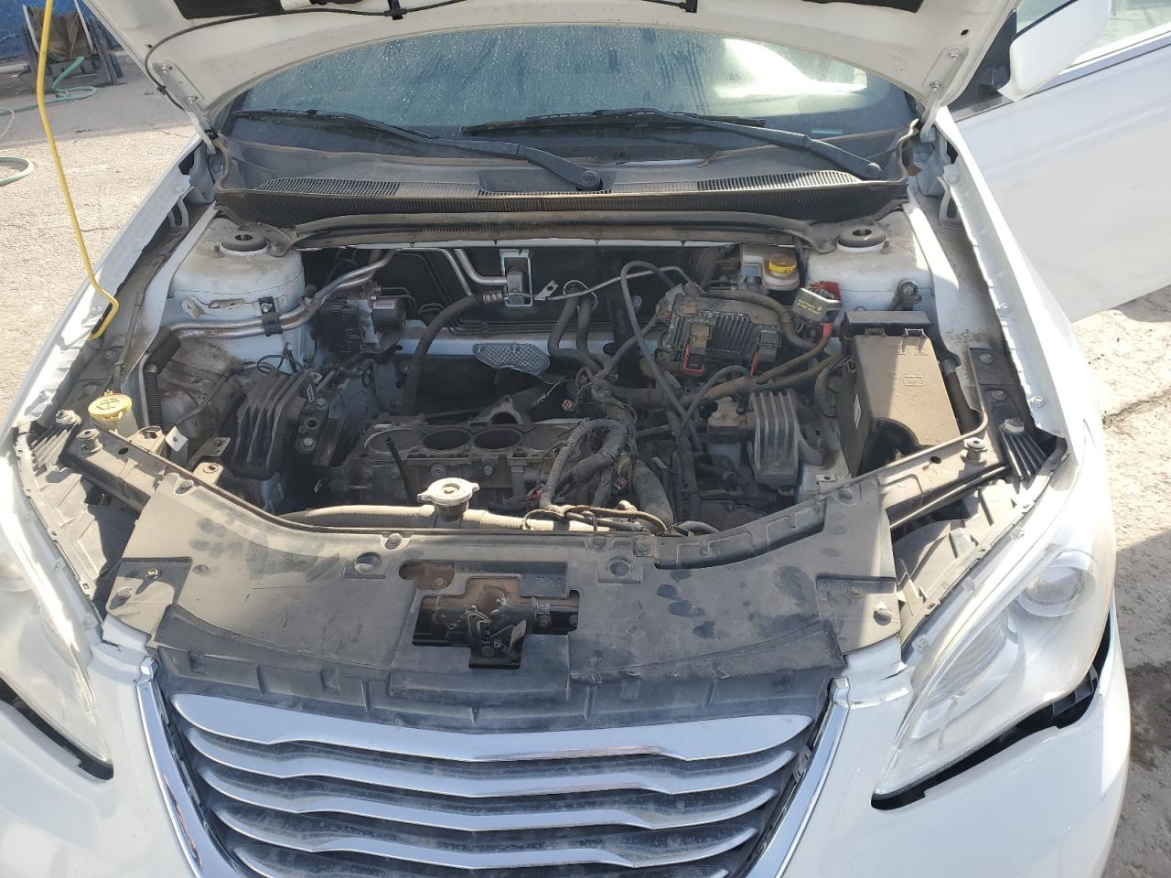 2013 Chrysler 200 - Image 11