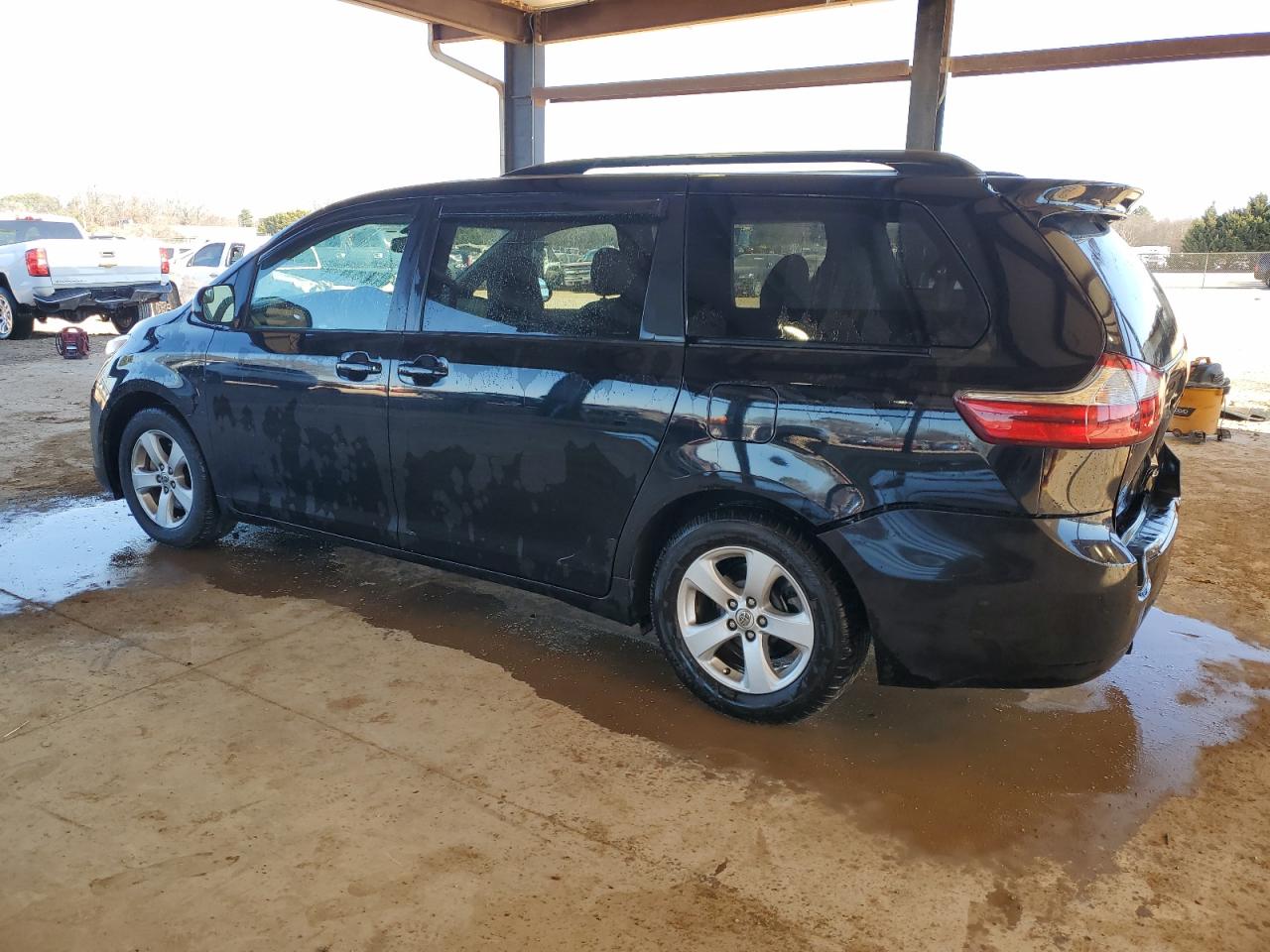 2015 Toyota Sienna - Image 2