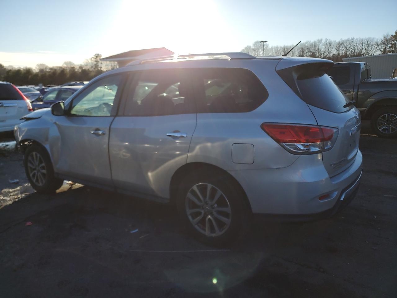 2016 Nissan Pathfinder - Image 2
