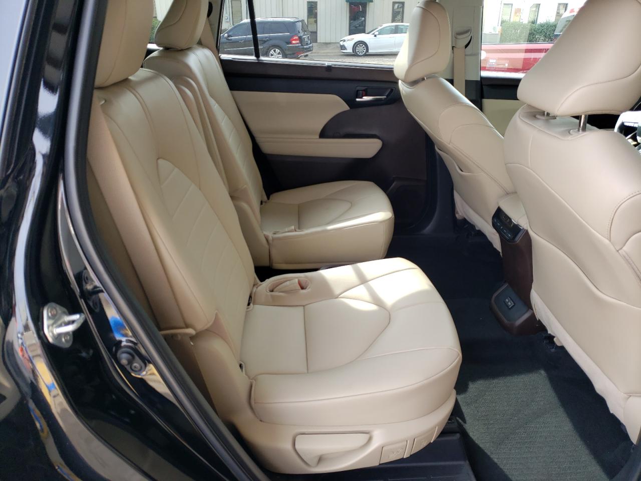 2022 Toyota Highlander - Image 10