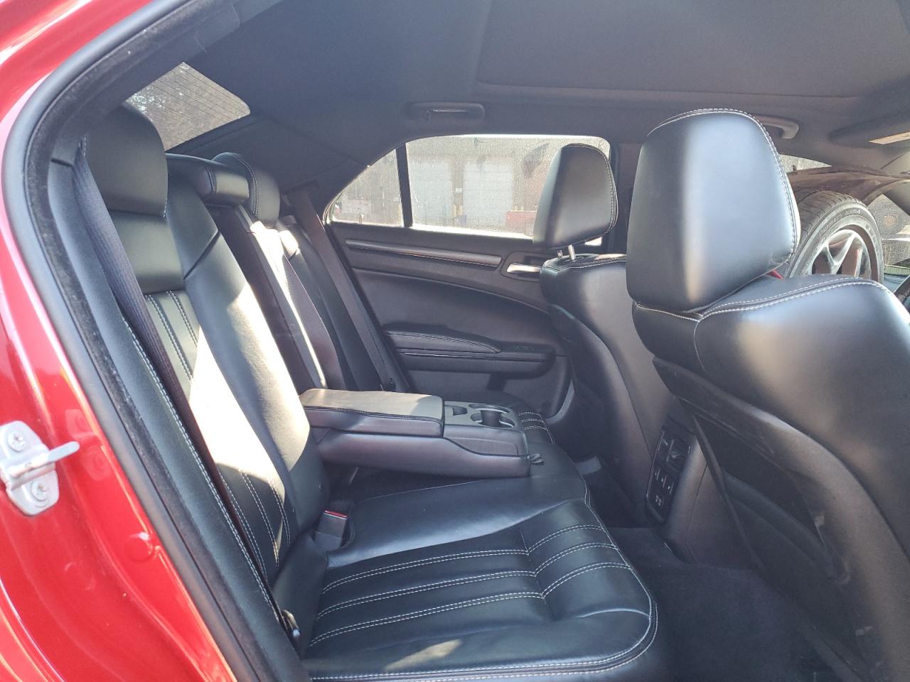 2016 Chrysler 300 - Image 10