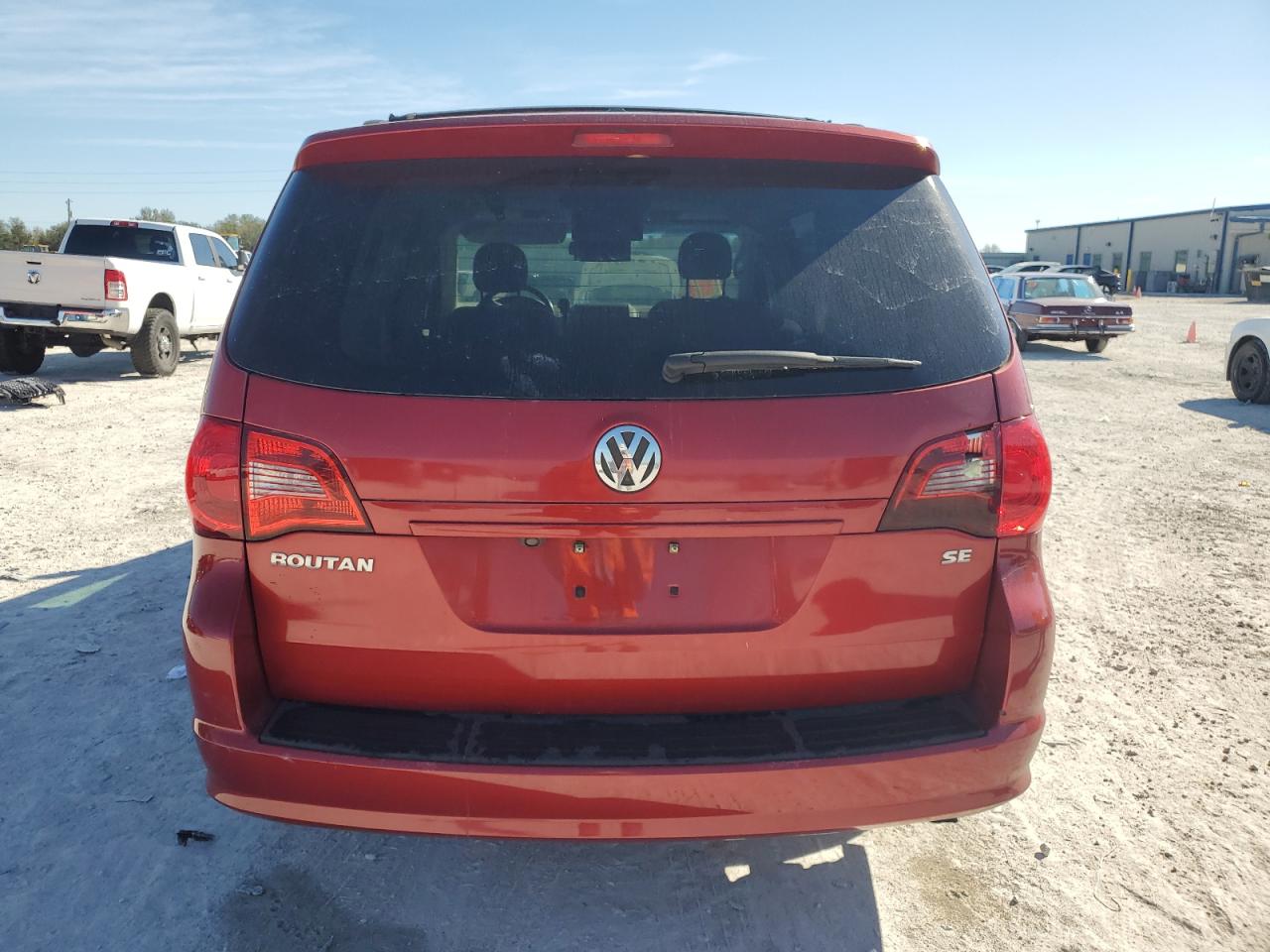 2009 Volkswagen Routan - Image 6