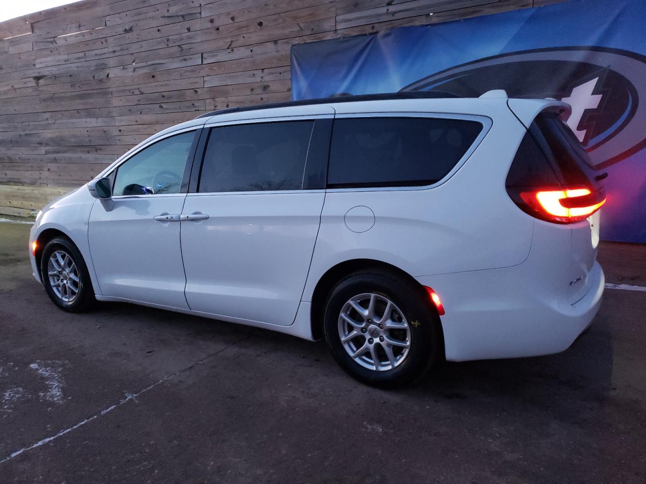 2022 Chrysler Pacifica - Image 2