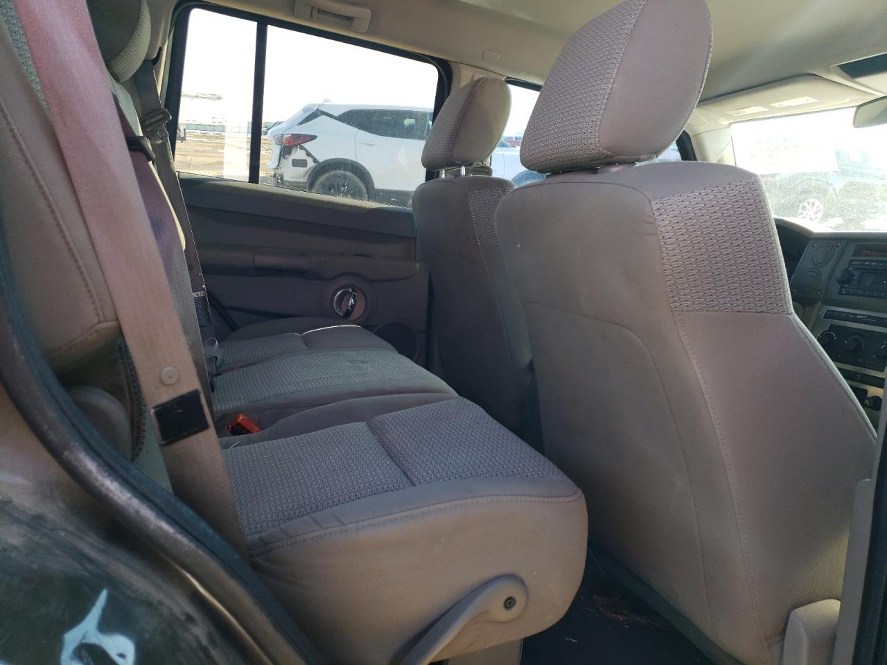 2006 Jeep Commander - Image 11