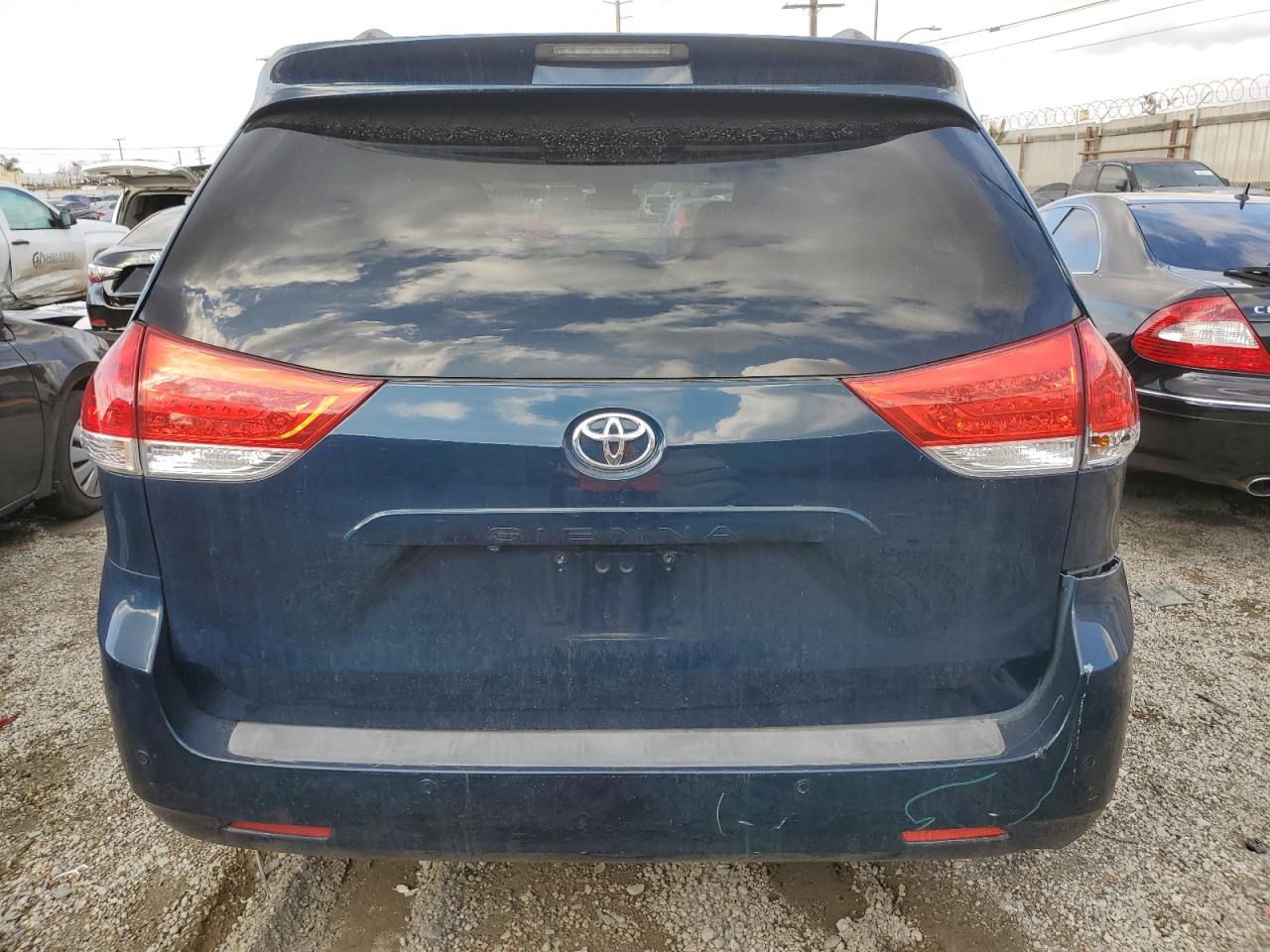 2011 Toyota Sienna - Image 6