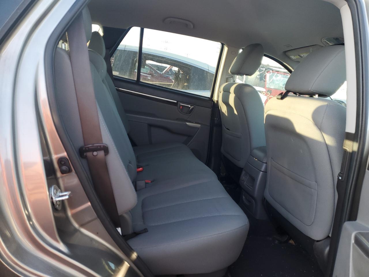 2012 Hyundai Santa Fe - Image 10