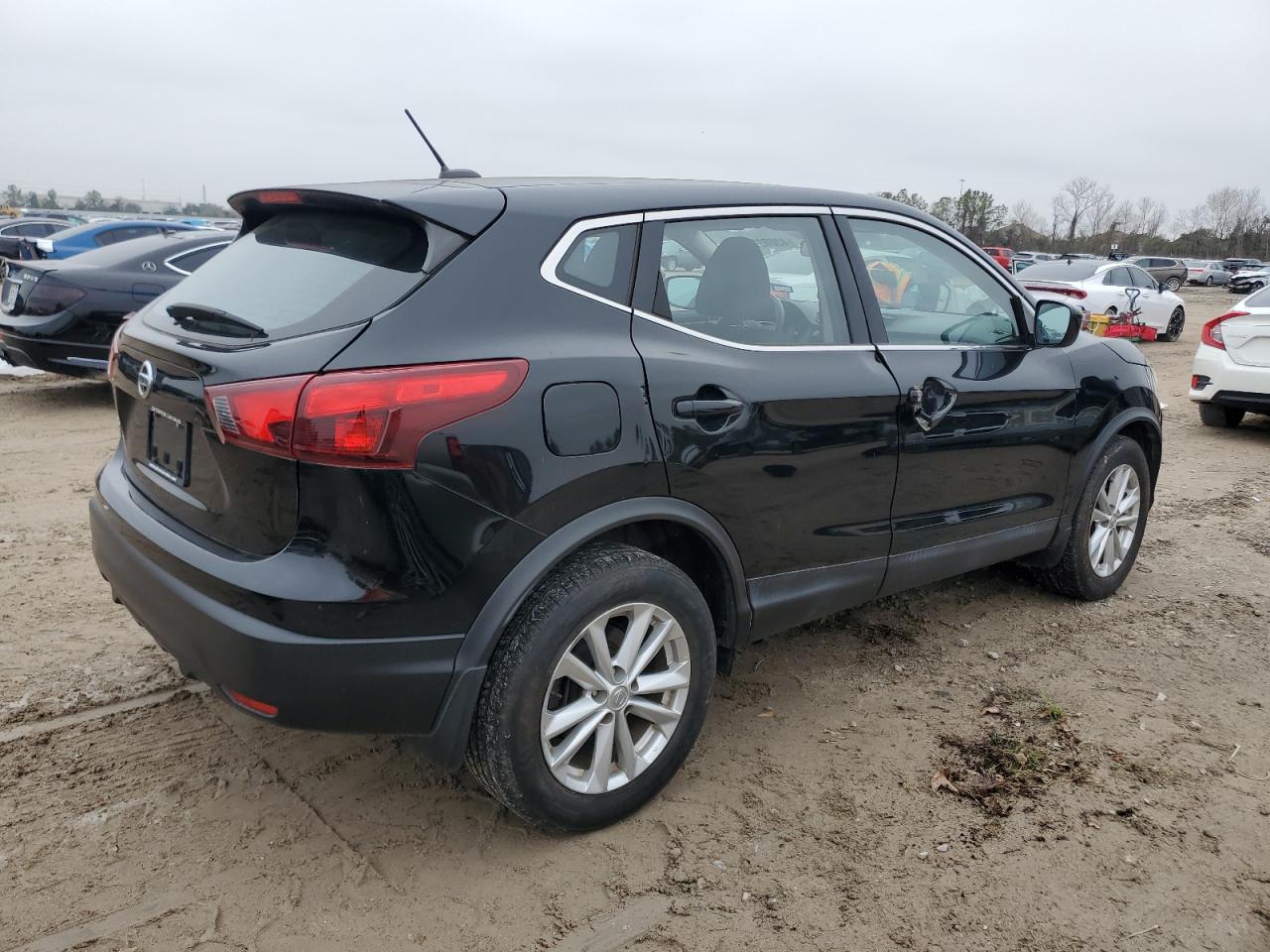 2018 Nissan Rogue - Image 3