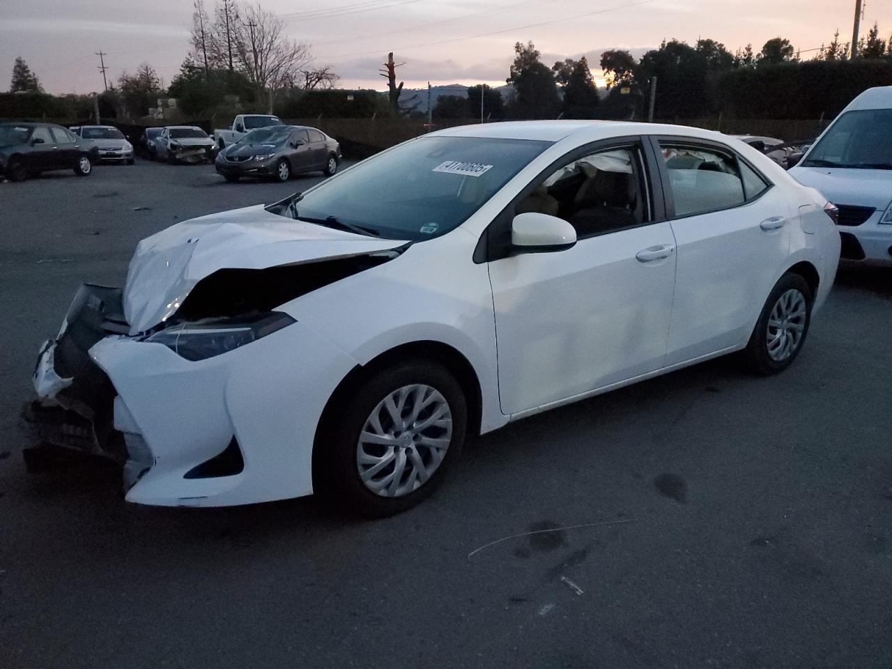 VIN 2T1BURHE8JC015757 2018 TOYOTA COROLLA no.1