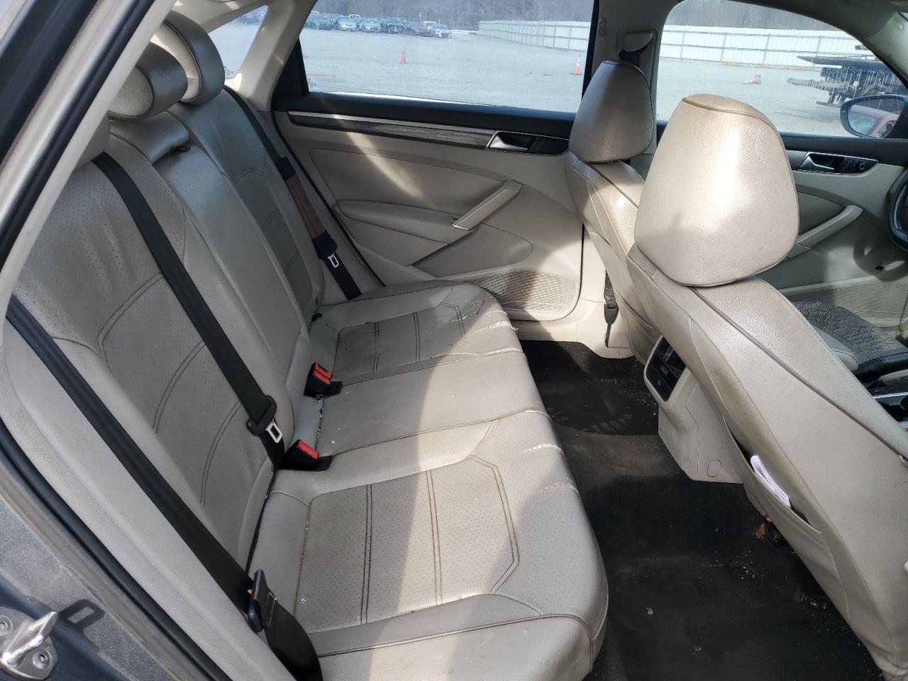 2016 Volkswagen Passat - Image 10