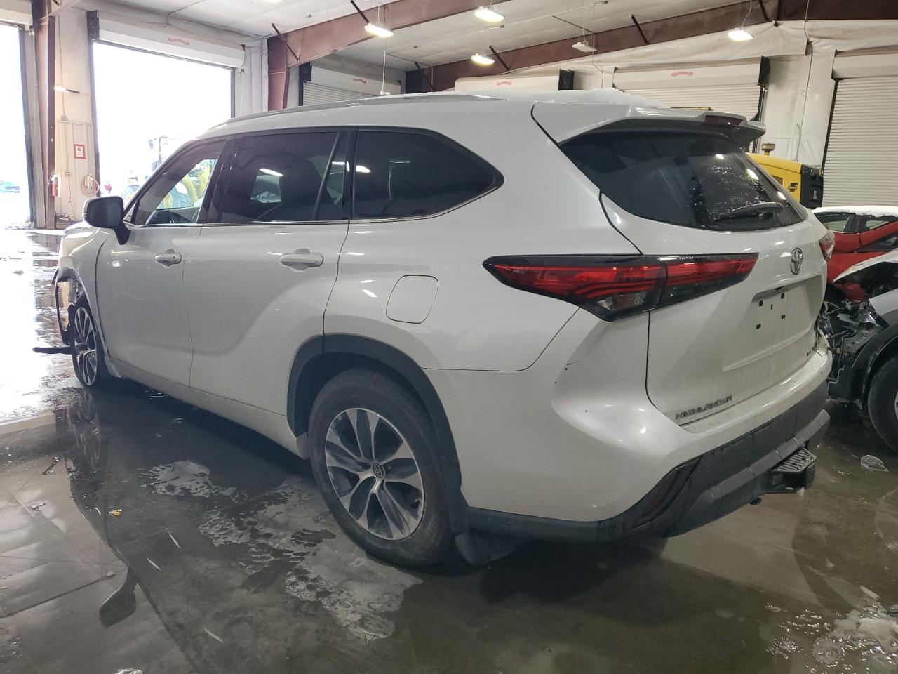2022 Toyota Highlander - Image 2