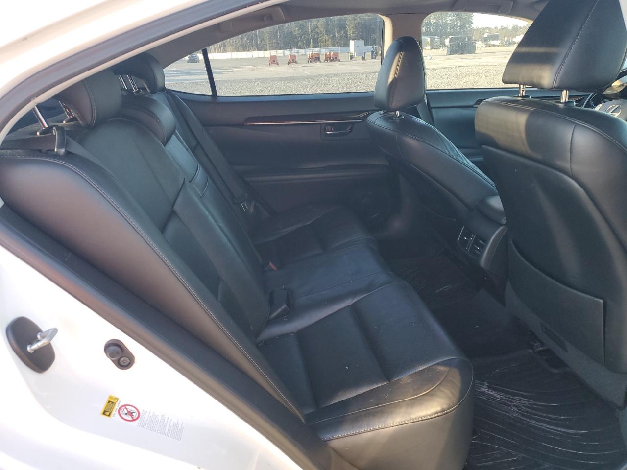 2014 Lexus ES - Image 10