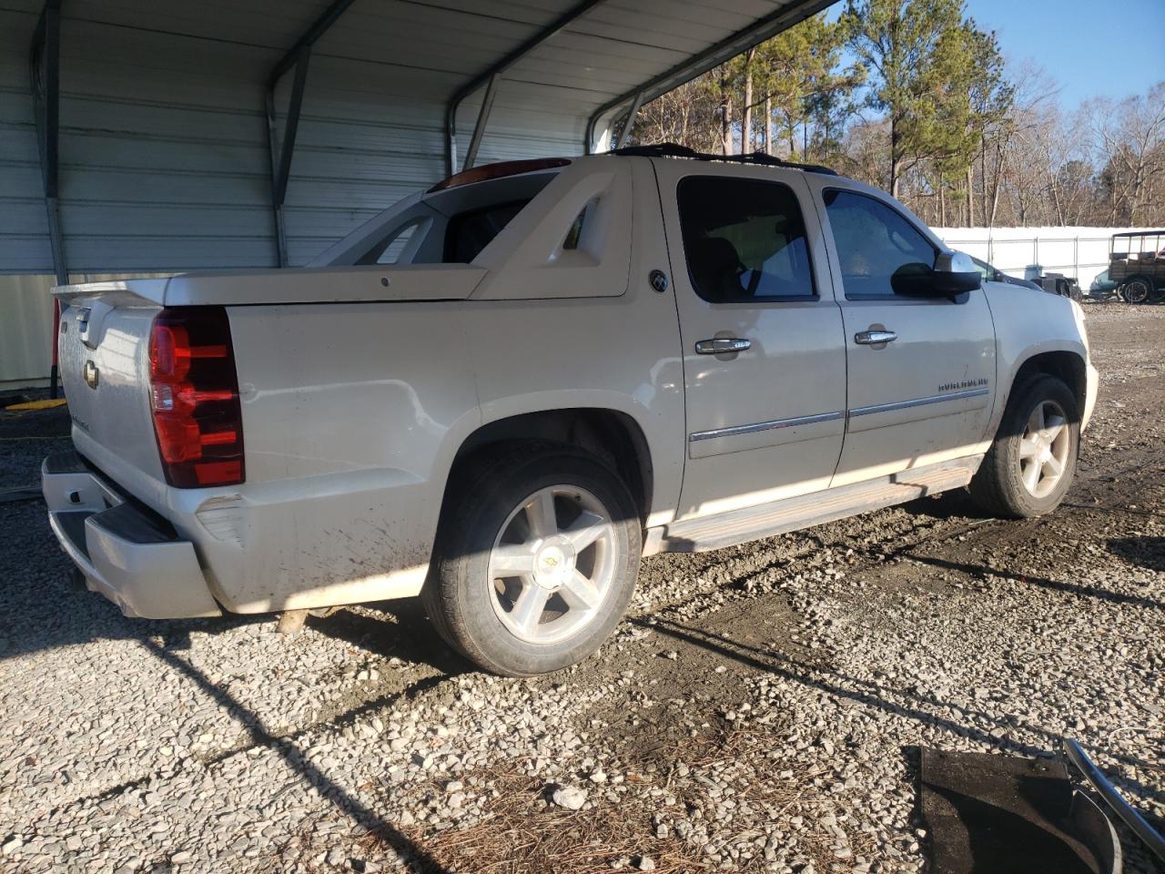 2013 Chevrolet Avalanche - Image 3