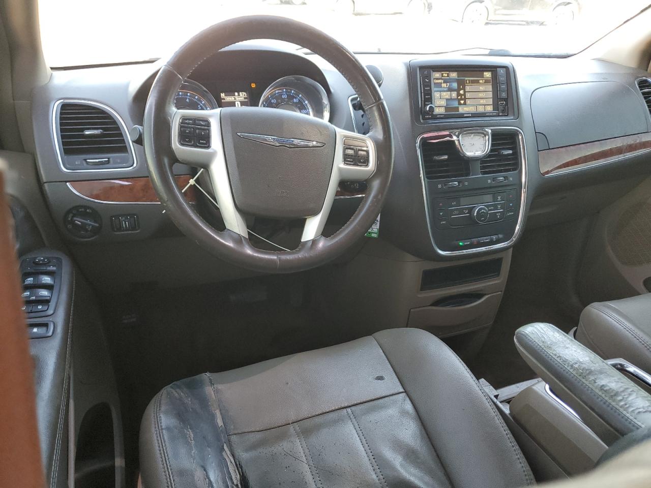 2015 Chrysler Town & Country - Image 8