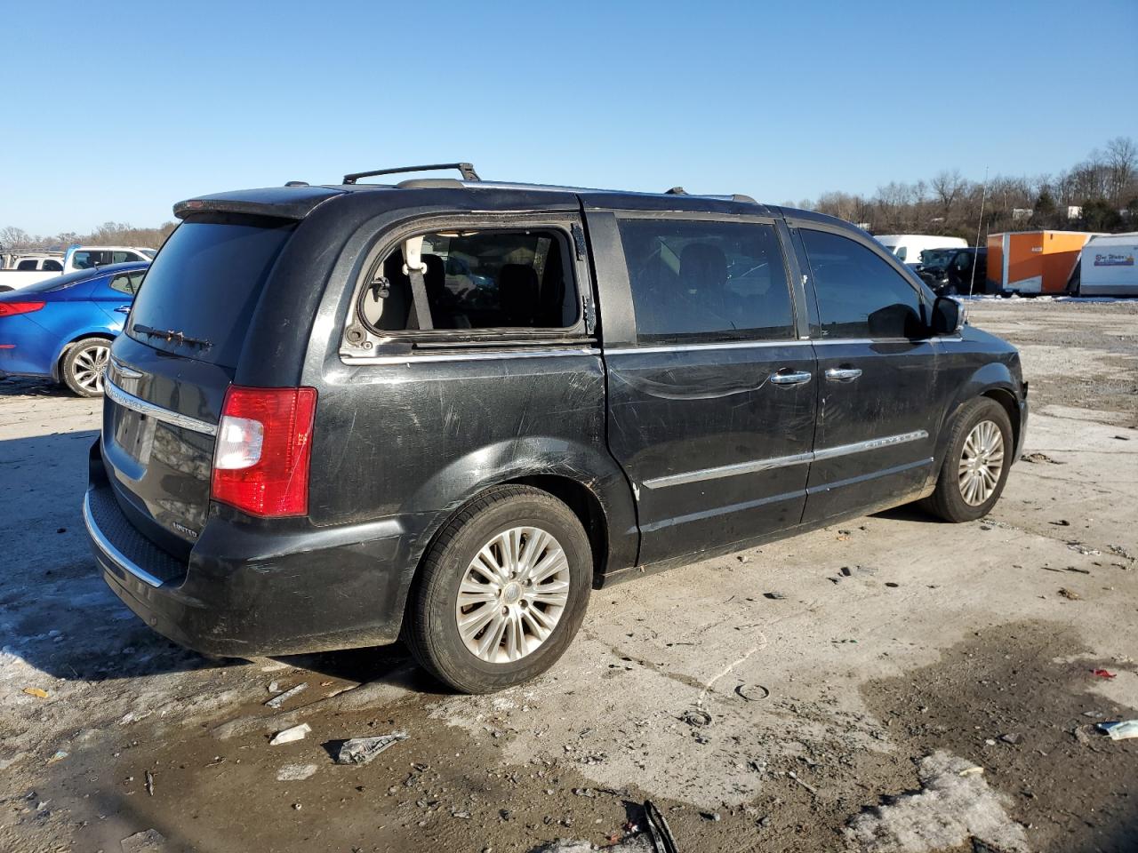 2013 Chrysler Town & Country - Image 3