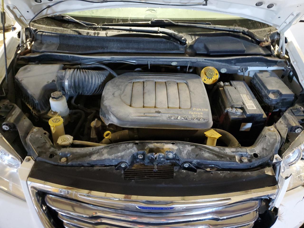 2016 Chrysler Town & Country - Image 12