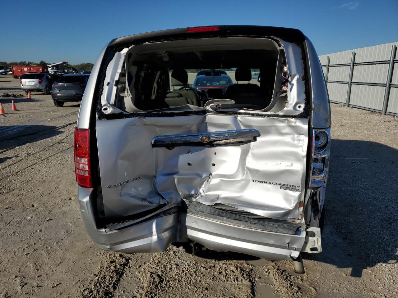 2009 Chrysler Town & Country - Image 6