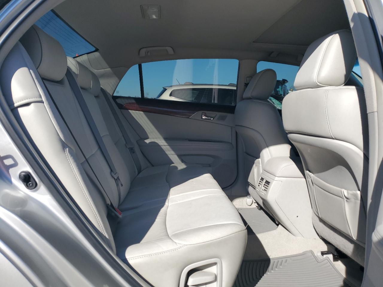 2011 Toyota Avalon - Image 11