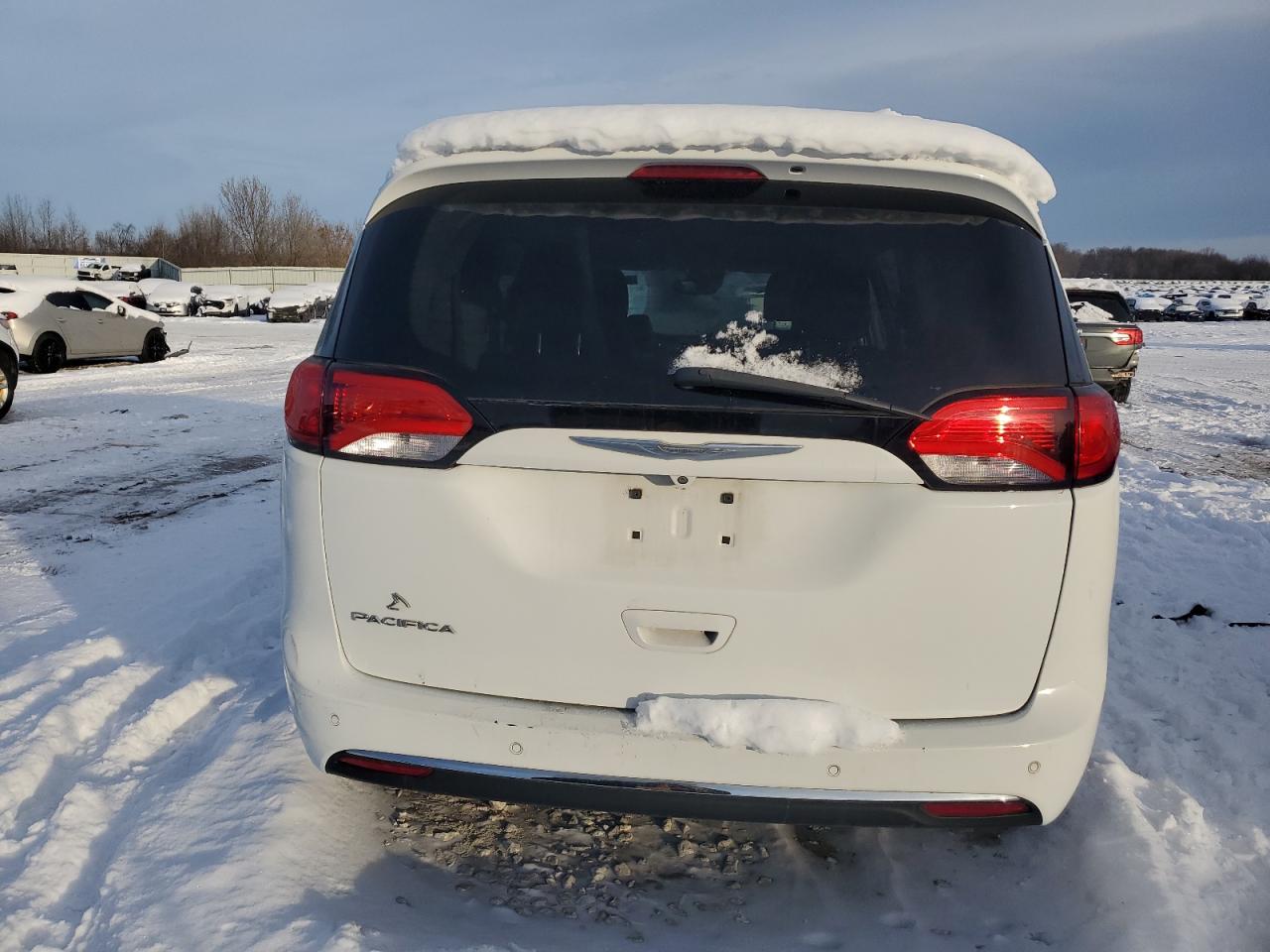 2017 Chrysler Pacifica - Image 6