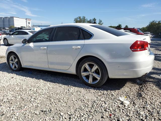 Sedans VOLKSWAGEN PASSAT 2012 White