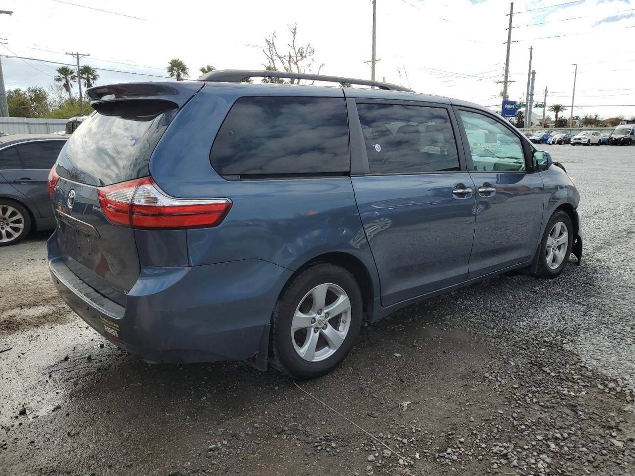 2017 Toyota Sienna - Image 3