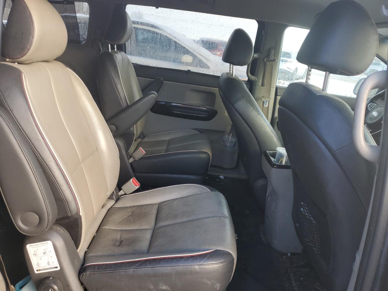 2015 Kia Sedona - Image 11