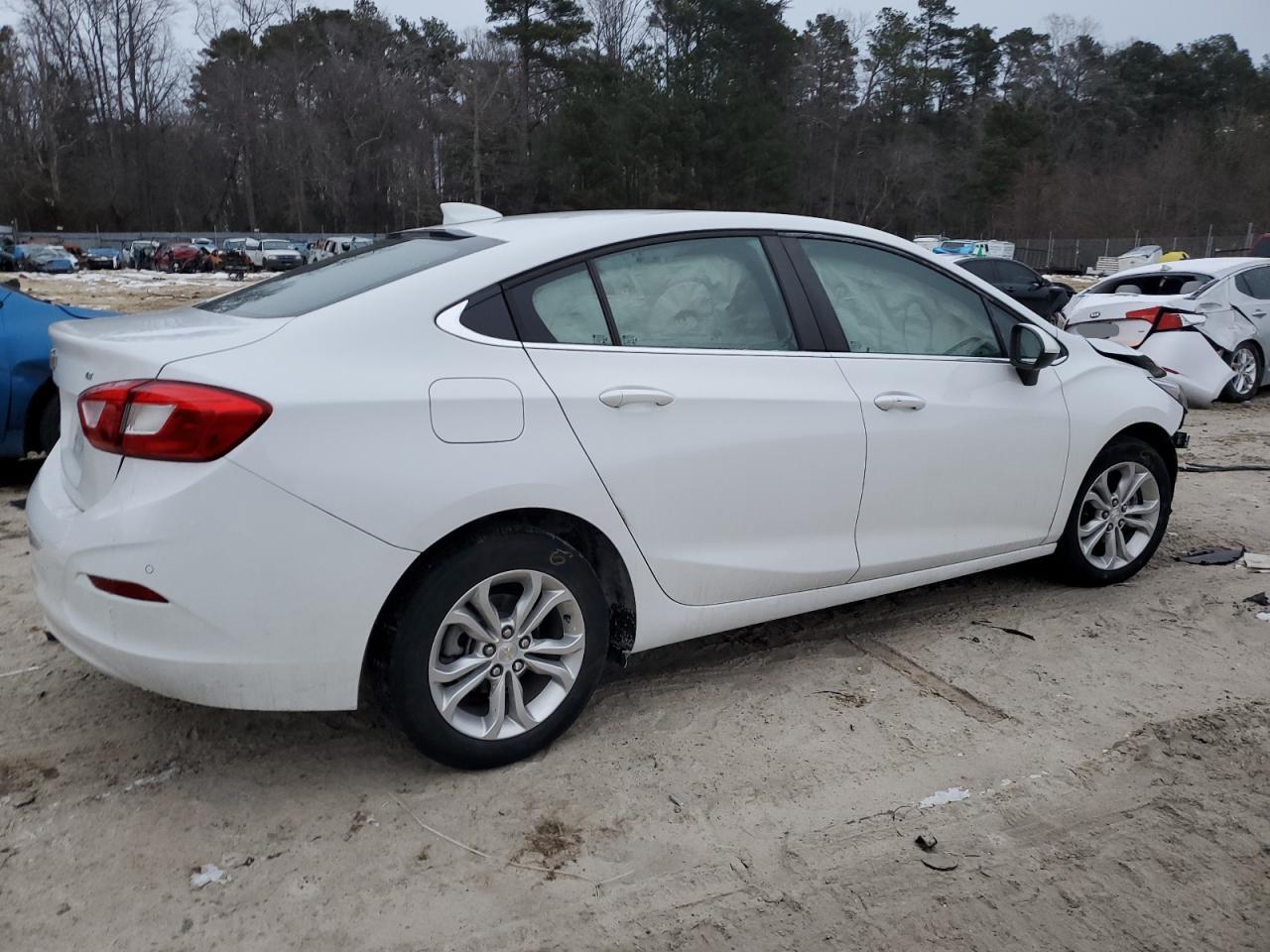 2019 Chevrolet Cruze - Image 3