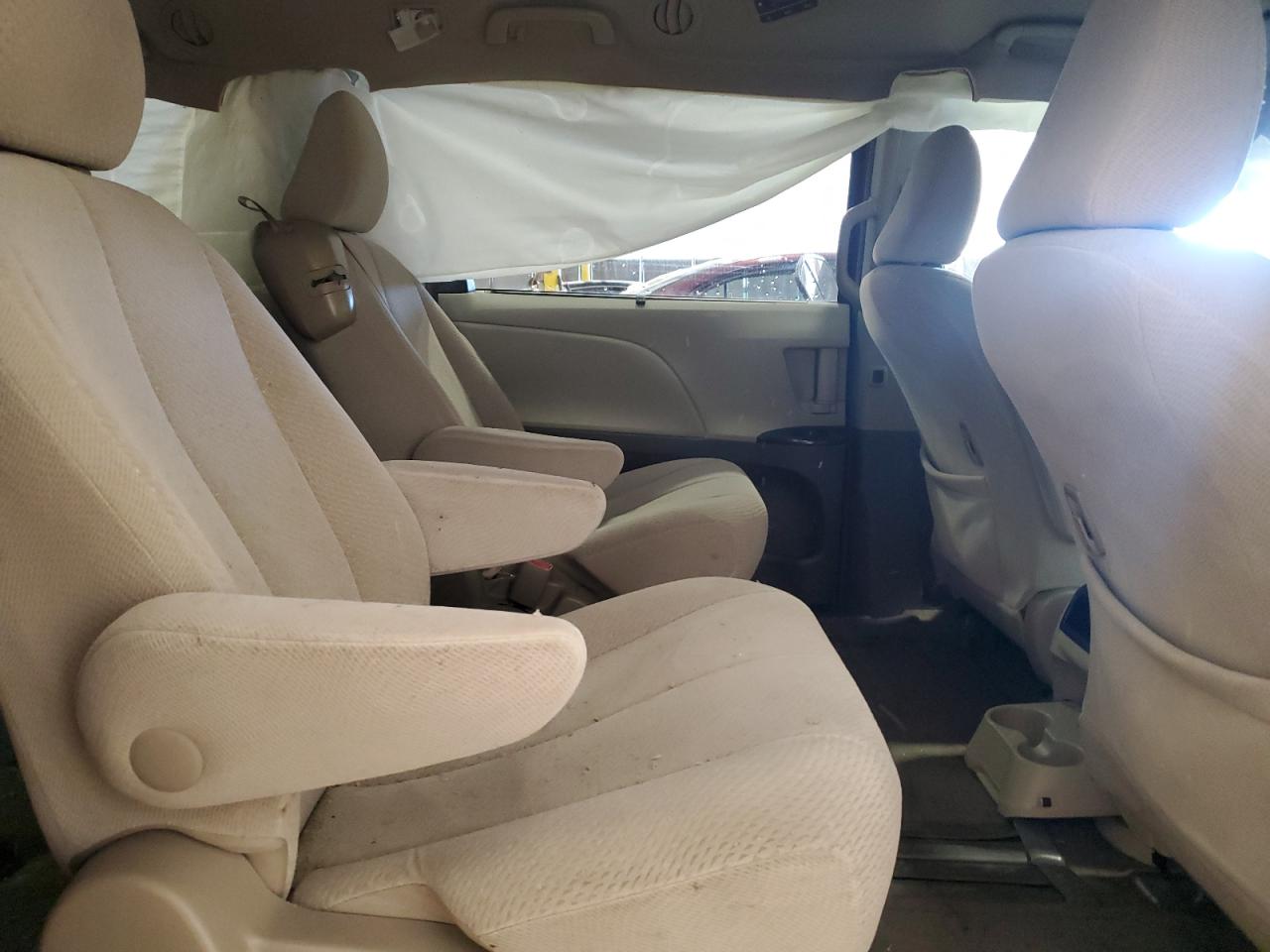 2013 Toyota Sienna - Image 11