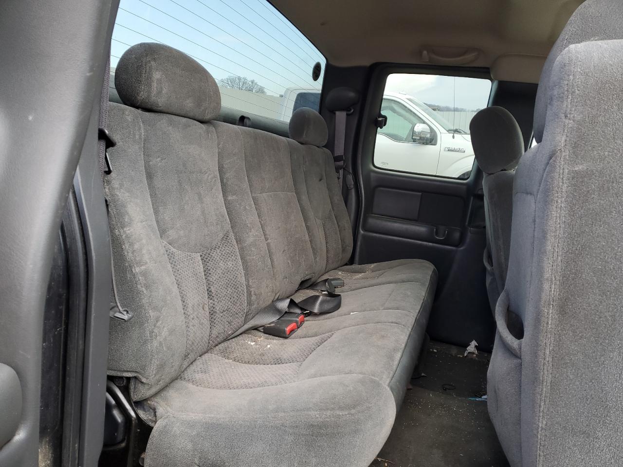 2004 Chevrolet Silverado - Image 10