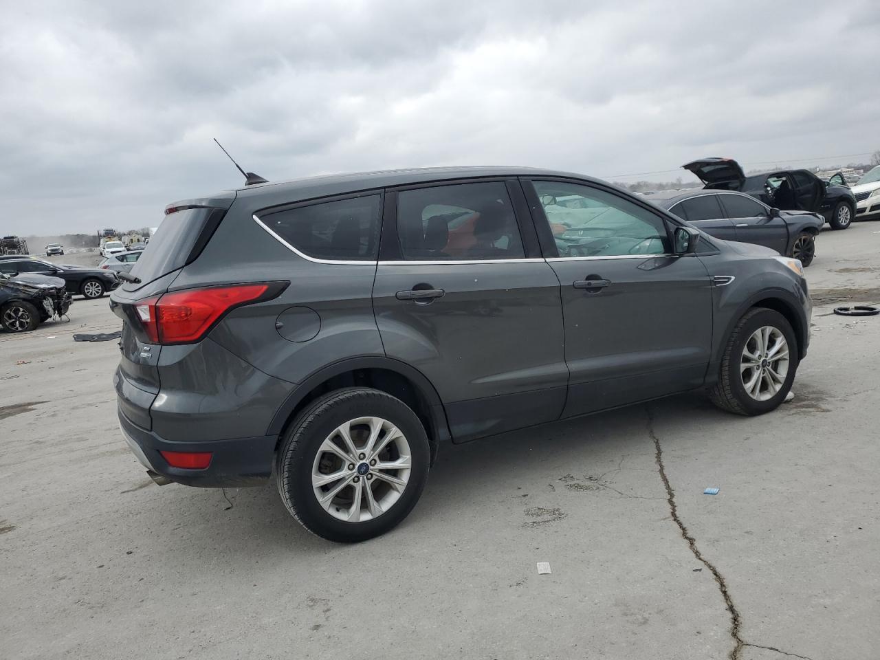 VIN 1FMCU9GD0KUC33916 2019 FORD ESCAPE no.3