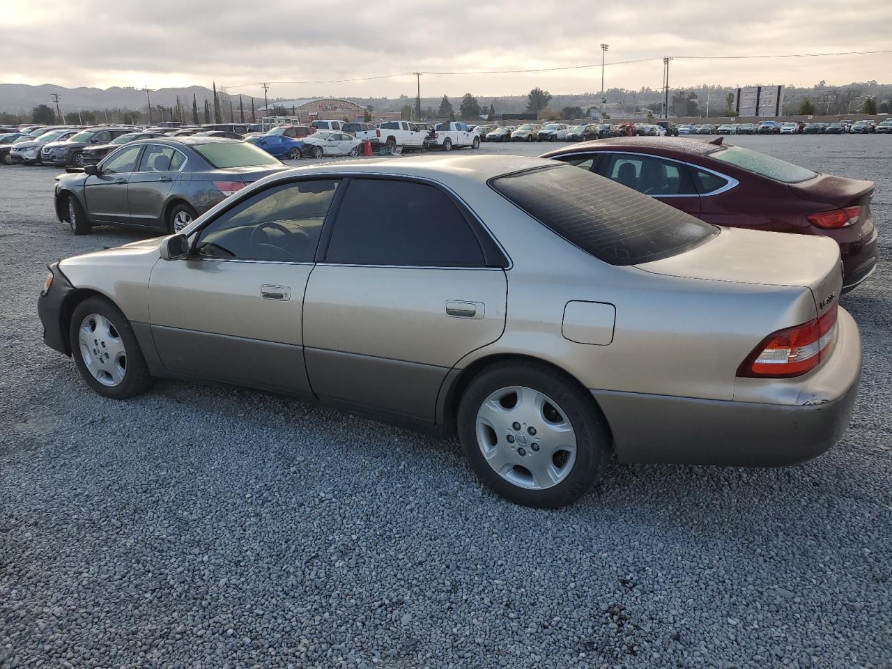 2000 Lexus ES - Image 2