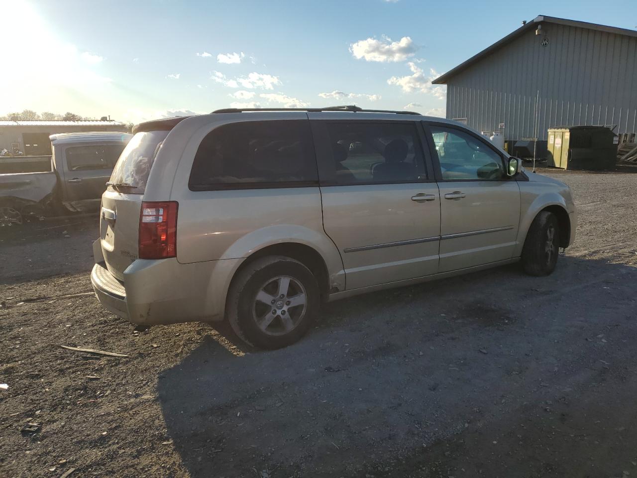2010 Dodge Caravan - Image 3