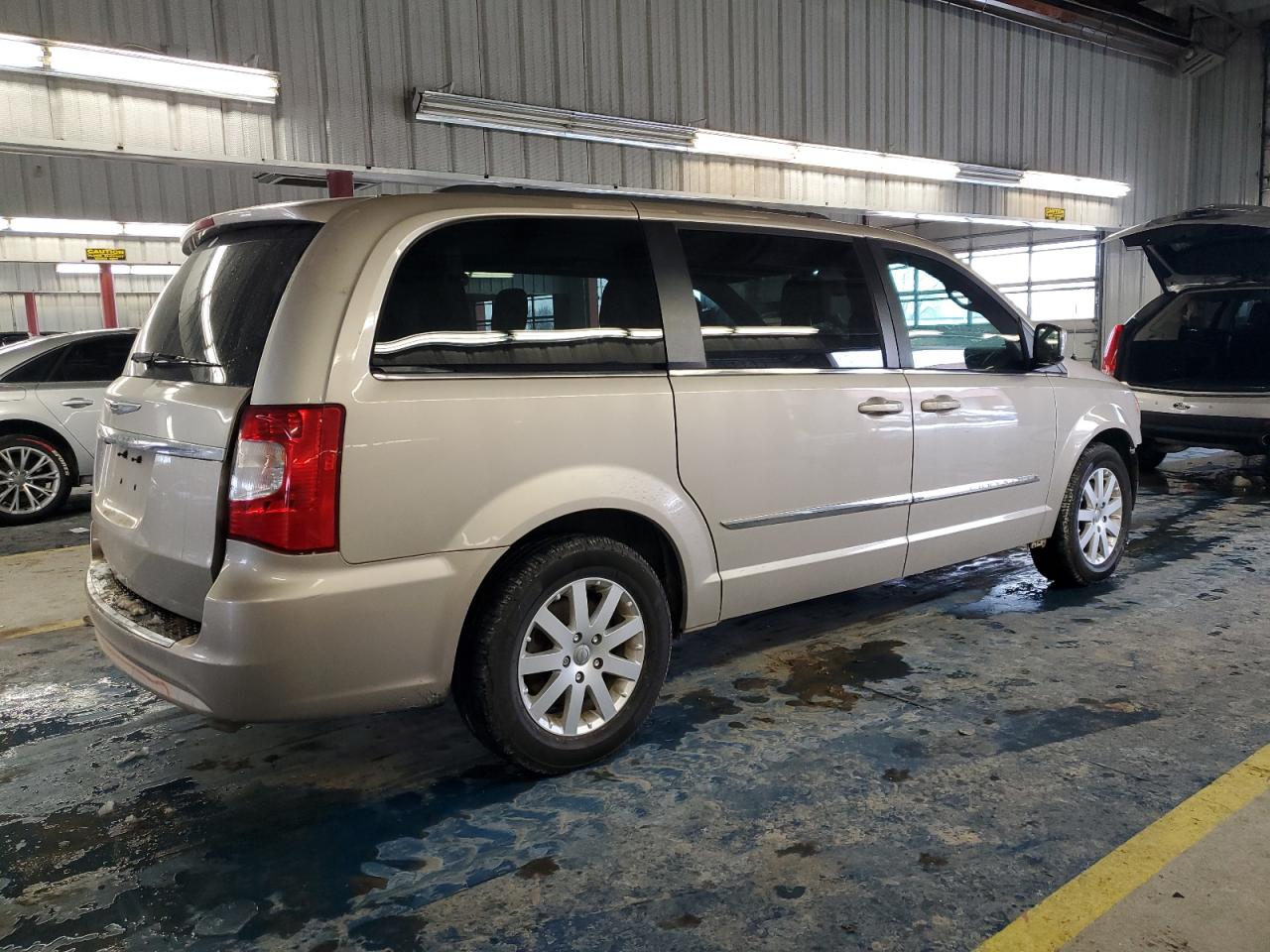 2016 Chrysler Town & Country - Image 3