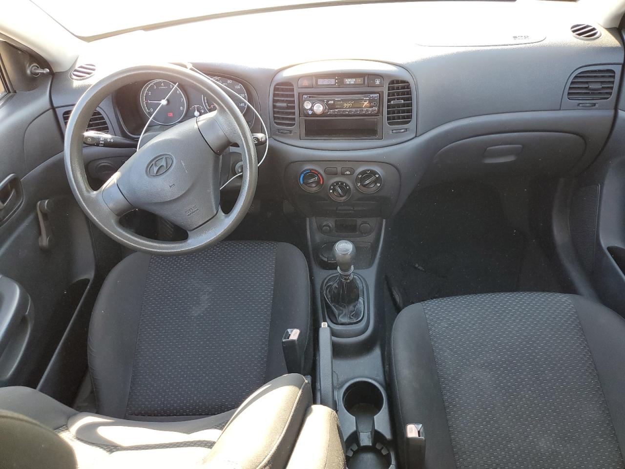 2010 Hyundai Accent - Image 8