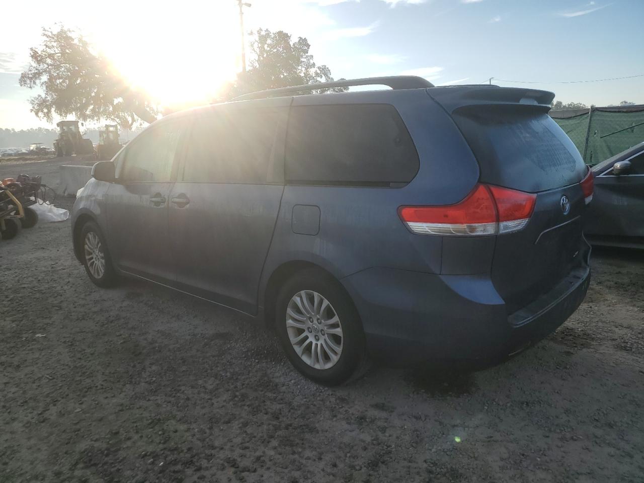 2013 Toyota Sienna - Image 2