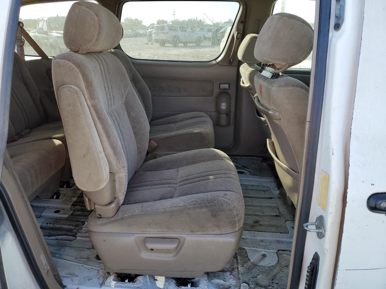 2000 Toyota Sienna - Image 11