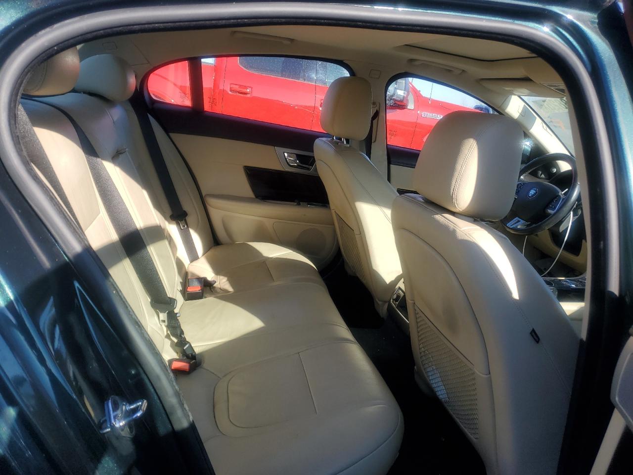 2014 Jaguar XF - Image 10