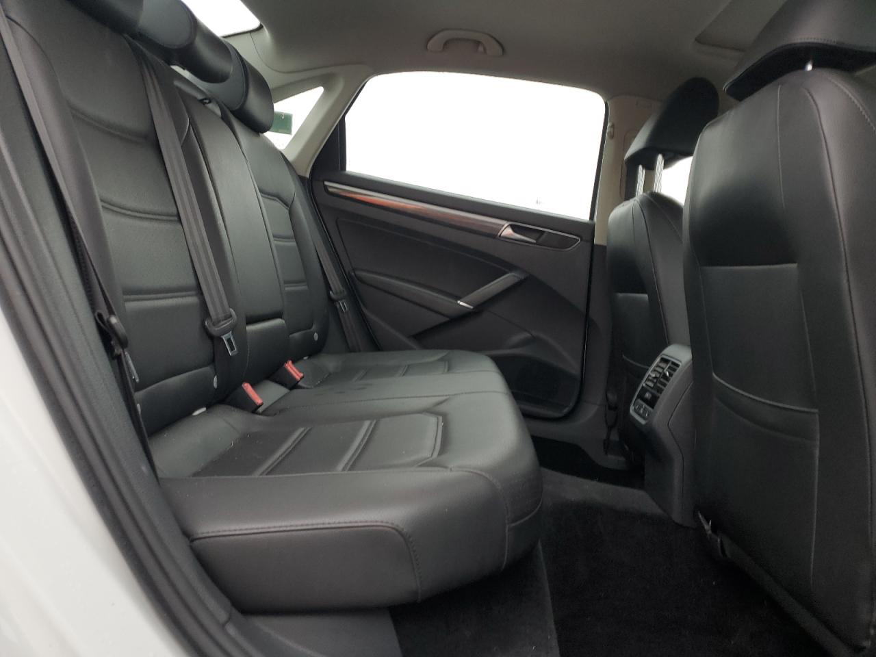 2018 Volkswagen Passat - Image 10